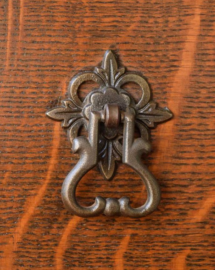 アンティークのチェスト　アンティーク家具　キレイな扉の英国アンティーク家具、オーク材のカップボードチェスト。開ける度になんだかワクワク取っ手のデザインにもこだわりが。(q-2008-f)