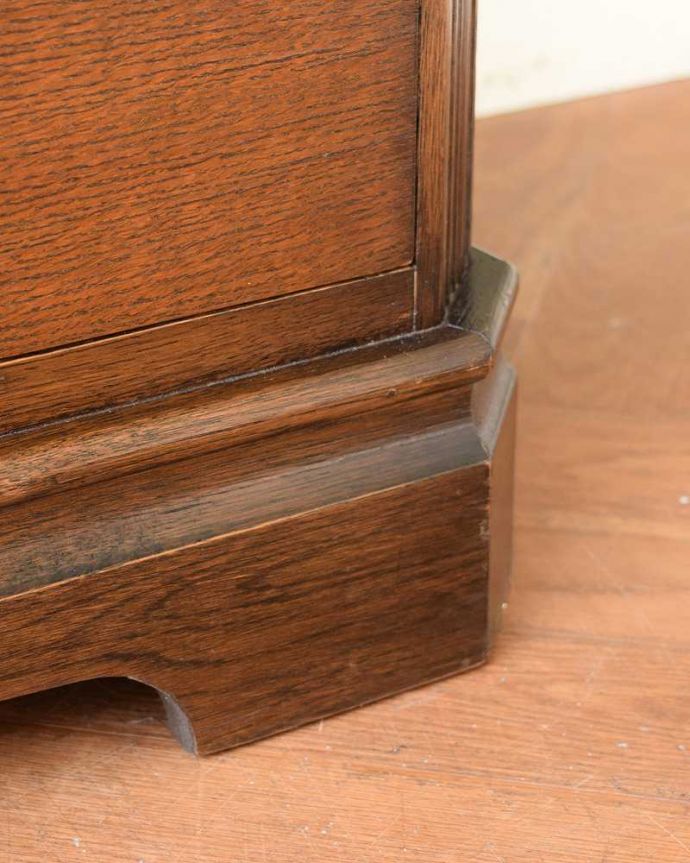 アンティークのチェスト　アンティーク家具　キレイな扉の英国アンティーク家具、オーク材のカップボードチェスト。女性１人でラクラク運べちゃうんですHandleのアンティークは、脚の裏にフェルトキーパーをお付けしています。(q-2008-f)