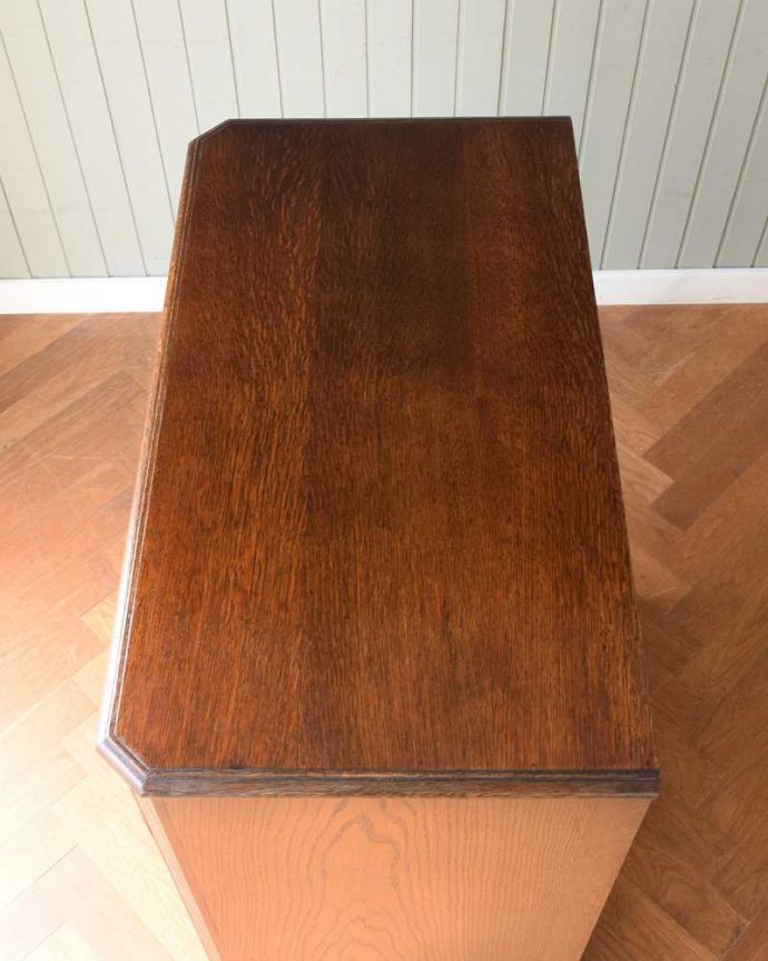 アンティークのチェスト　アンティーク家具　キレイな扉の英国アンティーク家具、オーク材のカップボードチェスト。天板にモノを置いても使えます。(q-2008-f)