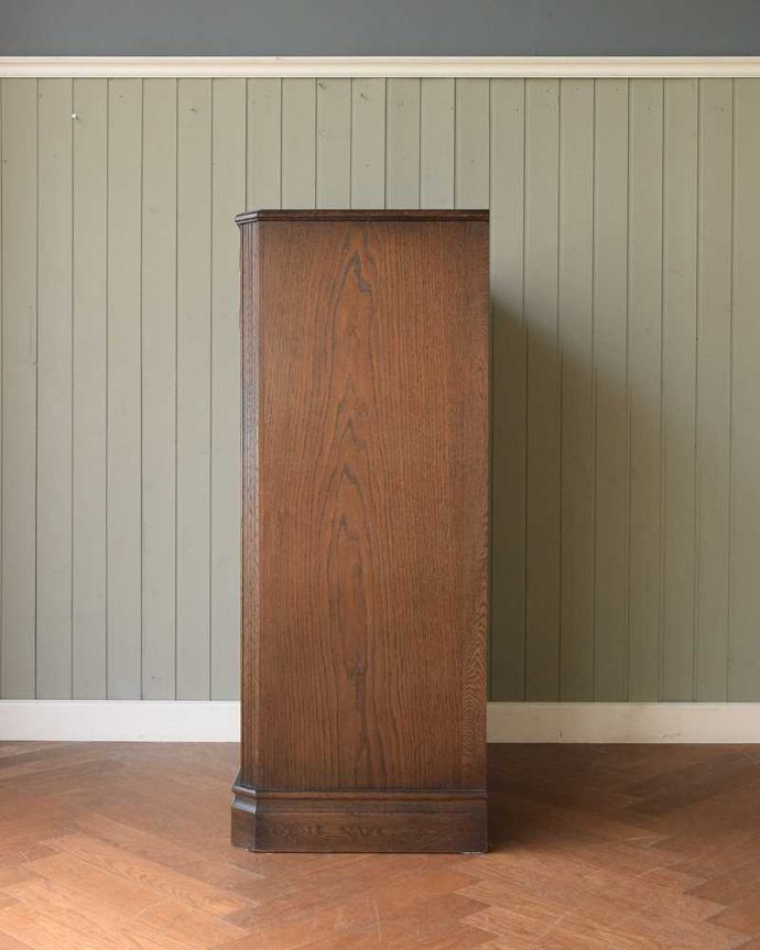 アンティークのチェスト　アンティーク家具　キレイな扉の英国アンティーク家具、オーク材のカップボードチェスト。横から見てもステキなんです。(q-2008-f)