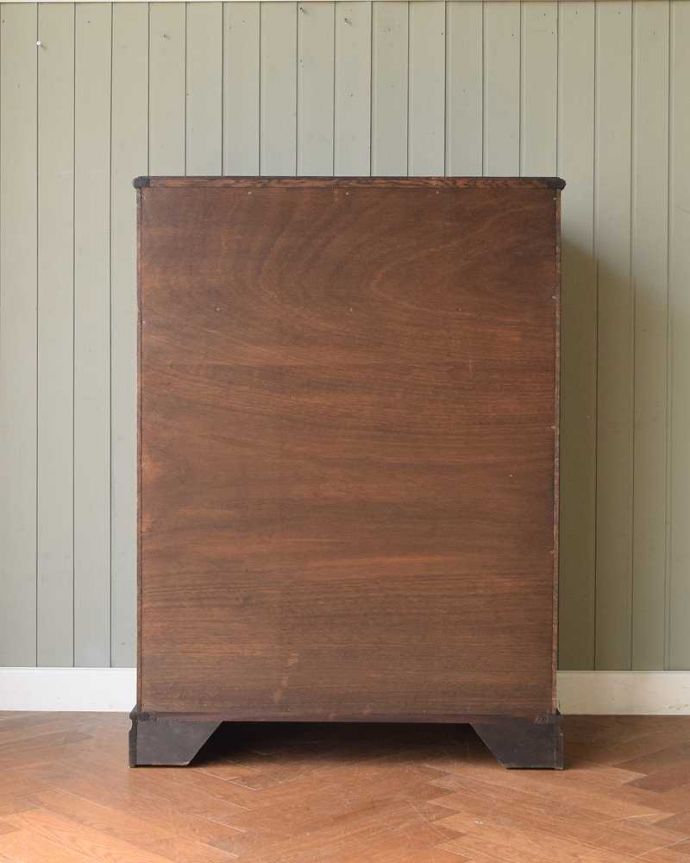 アンティークのチェスト　アンティーク家具　キレイな扉の英国アンティーク家具、オーク材のカップボードチェスト。後ろ姿にも自信がありますアンティークは新品ではないので経年変化によるキズはありますが、専門の職人が修復したので後ろ姿までキレイです。(q-2008-f)