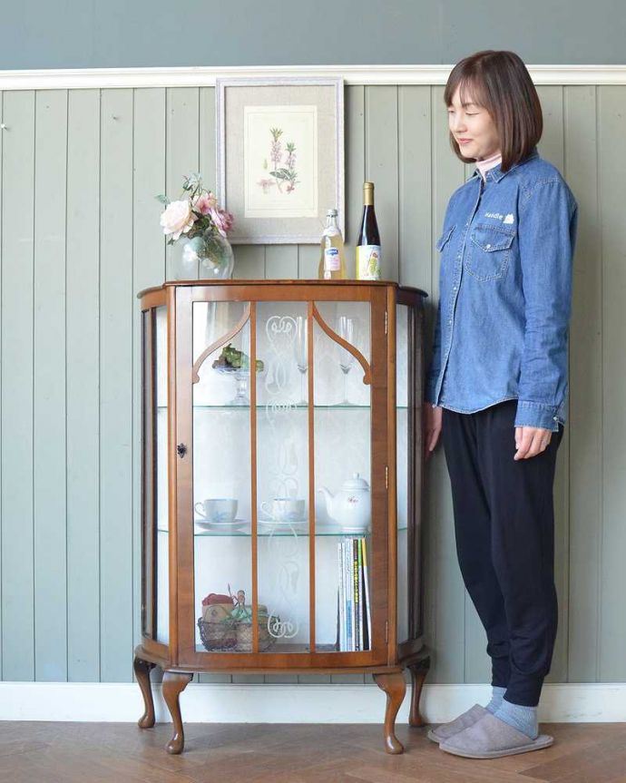 アンティークのキャビネット　アンティーク家具　ガラスの模様が美しい英国のアンティークガラスキャビネット。キラキラな毎日が過ごせるガラスのキャビネットガラス面に描かれたキラキラの絵が美しいガラスのキャビネット。(q-2009-f)