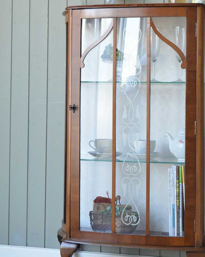 アンティークのキャビネット　アンティーク家具　ガラスの模様が美しい英国のアンティークガラスキャビネット。ガラスに描かれたキラキラ輝く絵キラキラに輝く絵が描かれたガラス扉越しに中をのぞくと、中に入れたものが全部が宝物に見えてきます。(q-2009-f)