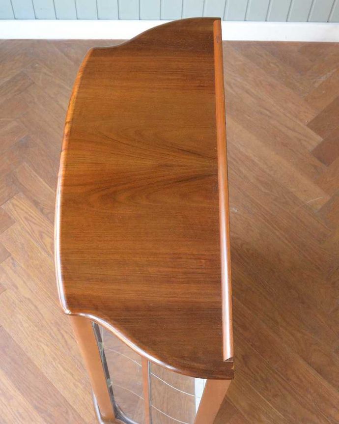 アンティークのキャビネット　アンティーク家具　ガラスの模様が美しい英国のアンティークガラスキャビネット。こんな形をしたキャビネットです。(q-2009-f)