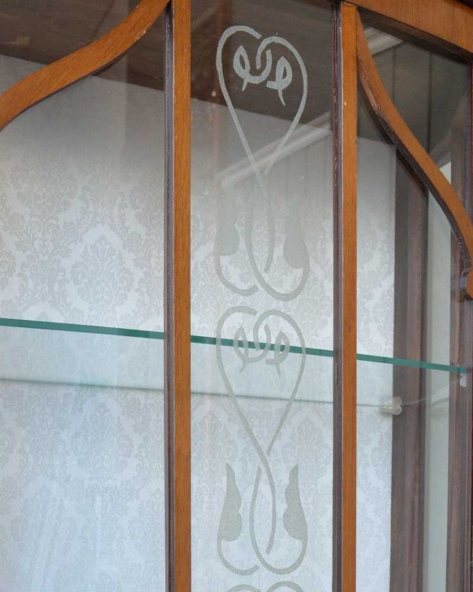 アンティークのキャビネット　アンティーク家具　ガラスの模様が美しい英国のアンティークガラスキャビネット。キレイに残っていてくれましたガラスに描かれている絵は剥がれているものが多いんだけれど、この子はしっかりキレイに残っていてくれました。(q-2009-f)