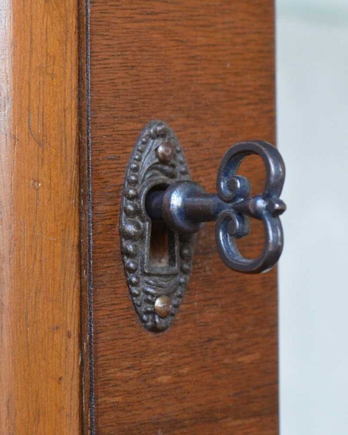 アンティークのキャビネット　アンティーク家具　ガラスの模様が美しい英国のアンティークガラスキャビネット。開ける度にワクワクする取っ手鍵が取っ手になっているので、中を開ける度にまるで宝箱を開ける気分です。(q-2009-f)