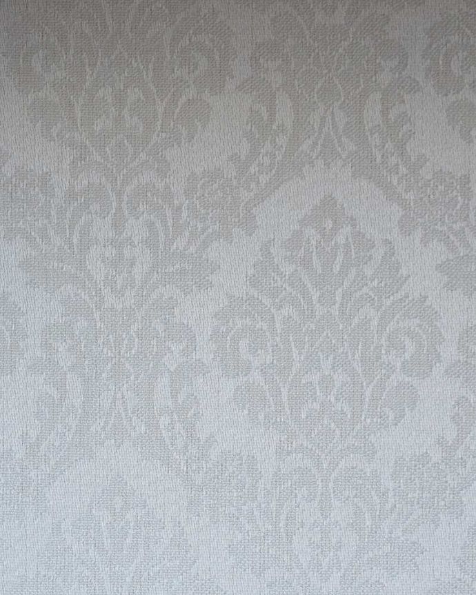 アンティークのキャビネット　アンティーク家具　ガラスの模様が美しい英国のアンティークガラスキャビネット。新しく貼り替えましたキャビネットに似合う生地を選んで張り替えた背板。(q-2009-f)