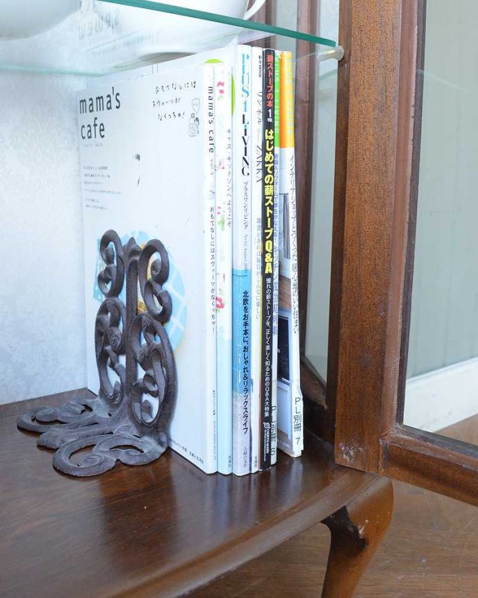 アンティークのキャビネット　アンティーク家具　ガラスの模様が美しい英国のアンティークガラスキャビネット。扉の中は収納たっぷりA4サイズの雑誌までしっかり収納出来ちゃう大きさ。(q-2009-f)