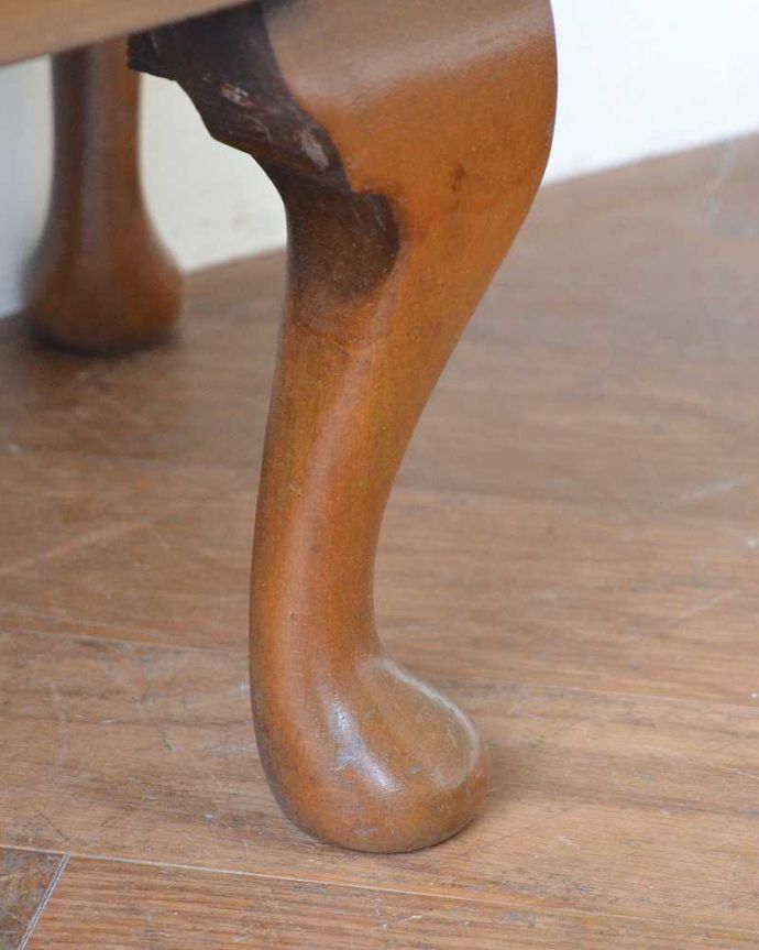 アンティークのキャビネット　アンティーク家具　ガラスの模様が美しい英国のアンティークガラスキャビネット。女性１人でもラクに運べちゃうヒミツHandleのアンティークは、脚の裏にフェルトキーパーをお付けしているので、床を滑らせれば女性でも移動がカンタンに出来ます！。(q-2009-f)