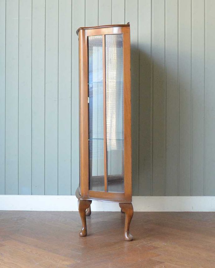 アンティークのキャビネット　アンティーク家具　ガラスの模様が美しい英国のアンティークガラスキャビネット。サイドからもたっぷりの光背板の部分以外は全てガラス。(q-2009-f)