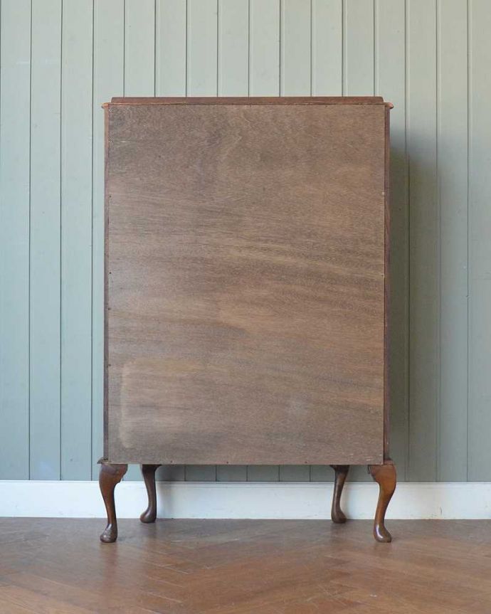 アンティークのキャビネット　アンティーク家具　ガラスの模様が美しい英国のアンティークガラスキャビネット。キレイに修復しました！アンティークは新品ではないので、経年変化によるキズはありますが、専門の職人がキレイにお直しをしているので、後ろ姿もキレイです。(q-2009-f)