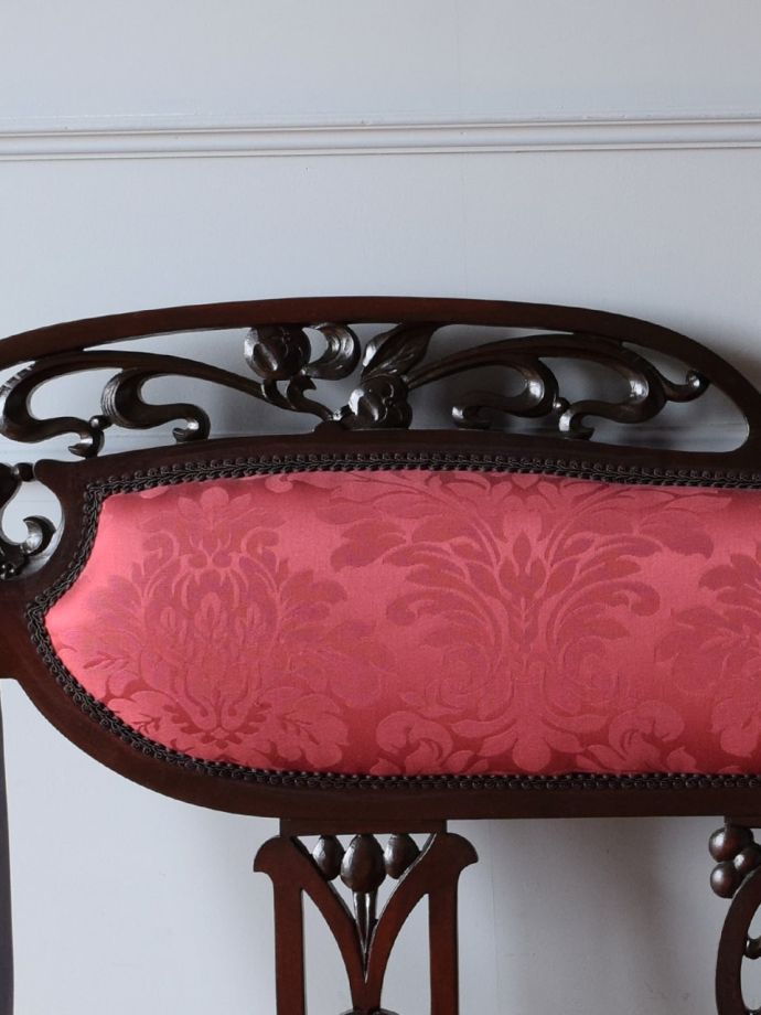 英国アンティーク家具らしい装飾