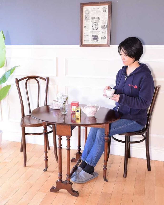 アンティークのテーブル　アンティーク家具　英国のアンティークらしい優雅テーブル、伸張式のゲートレッグテーブル。使い方に合わせて3通りで使えるアンティークの定番アンティーク家具の定番テーブルと言えばゲートレッグテーブル。(q-2010-f)