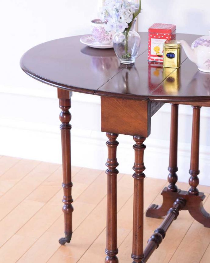 アンティークのテーブル　アンティーク家具　英国のアンティークらしい優雅テーブル、伸張式のゲートレッグテーブル。自慢はやっぱりゲート（門）のような脚まるでゲート（門）が開くような脚の形から名前が付けられたゲートレッグテーブル。(q-2010-f)