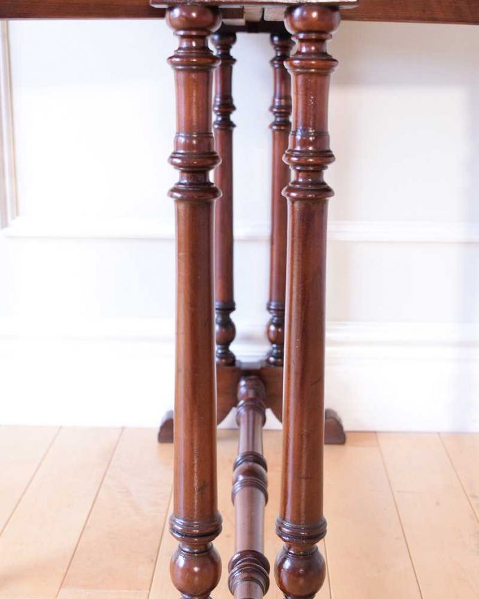 アンティークのテーブル　アンティーク家具　英国のアンティークらしい優雅テーブル、伸張式のゲートレッグテーブル。うっとりする美しさアンティークだから手に入る美しい彫。(q-2010-f)