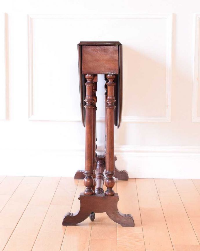 アンティークのテーブル　アンティーク家具　英国のアンティークらしい優雅テーブル、伸張式のゲートレッグテーブル。意外にコンパクト昔、使わないとき壁にピタッと付けて収納出来るように作られたテーブル。(q-2010-f)