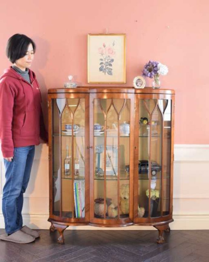アンティークのキャビネット　アンティーク家具　英国のアンティーク家具、たっぷり入るガラスキャビネット（飾り棚）。おススメ度No,1のアンティーク家具いろんな場所で使えてお部屋に魅せ場を作ってくれるガラスのキャビネットはアンティーク家具の中でもイチオシの家具です。(q-2011-f)