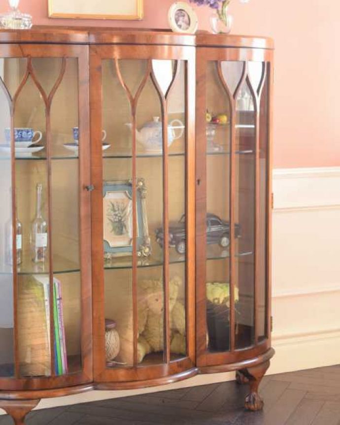 アンティークのキャビネット　アンティーク家具　英国のアンティーク家具、たっぷり入るガラスキャビネット（飾り棚）。木で描かれたガラス扉の模様の美しさにうっとり･･･まだ機械のない時代に、どうやって作られたんだろう…と不思議になるくらい美しいガラス面に描かれた美しい木の模様が特長。(q-2011-f)