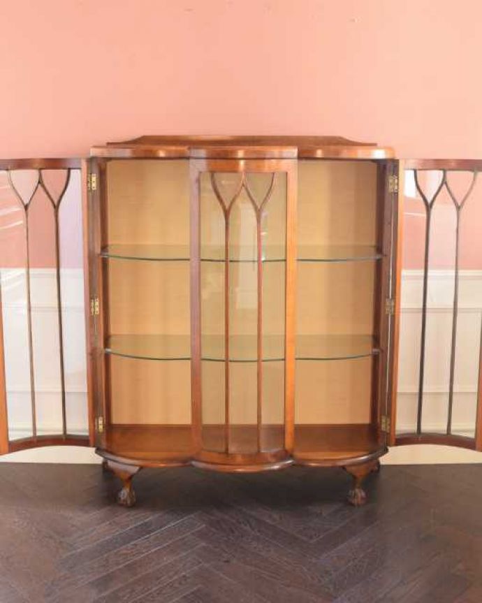 アンティークのキャビネット　アンティーク家具　英国のアンティーク家具、たっぷり入るガラスキャビネット（飾り棚）。扉を開けてみると･･･職人がキレイに修復して、背板も新しい生地に張替えました。(q-2011-f)