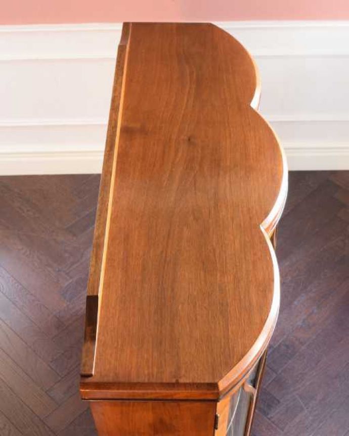 アンティークのキャビネット　アンティーク家具　英国のアンティーク家具、たっぷり入るガラスキャビネット（飾り棚）。塗装もキレイに仕上げました上から見るとこんな形のキャビネットです。(q-2011-f)