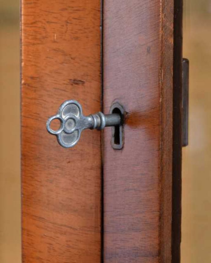 アンティークのキャビネット　アンティーク家具　英国のアンティーク家具、たっぷり入るガラスキャビネット（飾り棚）。開ける度にワクワク取っ手もアンティークらしいデザイン。(q-2011-f)