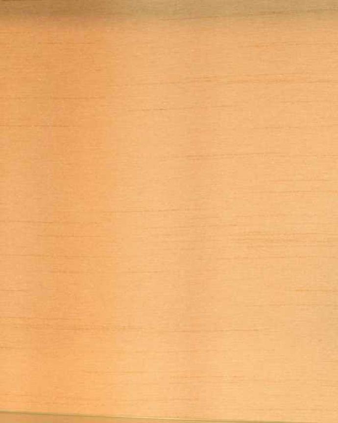 アンティークのキャビネット　アンティーク家具　英国のアンティーク家具、たっぷり入るガラスキャビネット（飾り棚）。新しい生地で張り替えましたキャビネットの表情に合わせて新しい背板の生地を選びました。(q-2011-f)