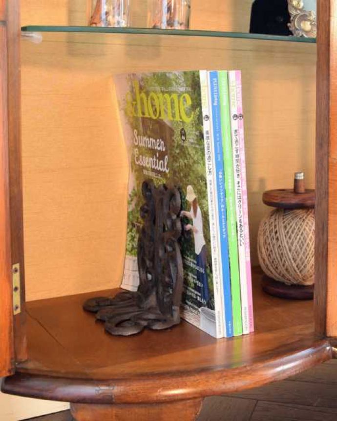 アンティークのキャビネット　アンティーク家具　英国のアンティーク家具、たっぷり入るガラスキャビネット（飾り棚）。扉の中は収納たっぷりA4サイズの雑誌までしっかり収納出来ちゃう大きさ。(q-2011-f)