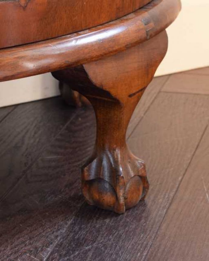 アンティークのキャビネット　アンティーク家具　英国のアンティーク家具、たっぷり入るガラスキャビネット（飾り棚）。女性１人でラクラク運べちゃうんですHandleのアンティークは、脚の裏にフェルトキーパーをお付けしています。(q-2011-f)