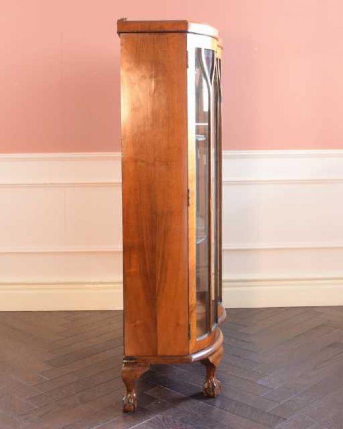 アンティークのキャビネット　アンティーク家具　英国のアンティーク家具、たっぷり入るガラスキャビネット（飾り棚）。横から見てもステキどこから見られてもいいようにしっかり修復しました。(q-2011-f)