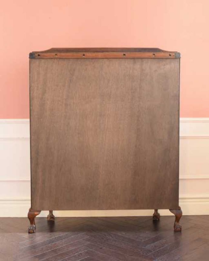 アンティークのキャビネット　アンティーク家具　英国のアンティーク家具、たっぷり入るガラスキャビネット（飾り棚）。後ろ姿も美しいですアンティークは新品ではないので、経年変化によるキズはありますが、専門の職人がしっかり修復したので後姿もキレイです。(q-2011-f)