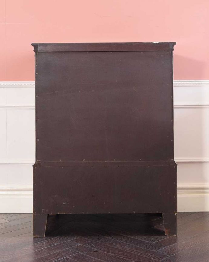 チェストの後ろ姿