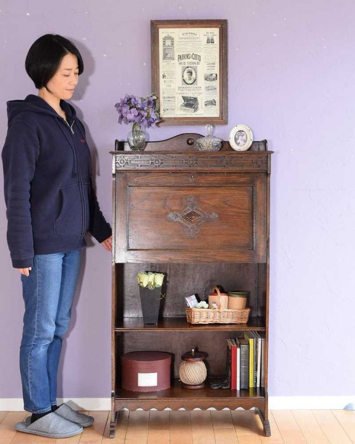 ビューロー アンティーク家具 英国らしい彫が魅力の小さなアンティークスチューデントビューロー。コンパクトで、どこでも置けちゃうビューロースチューデントビューローと呼ばれるコンパクトサイズのビューローは、もともと学生さん用に作られたもの。(q-2013-f)