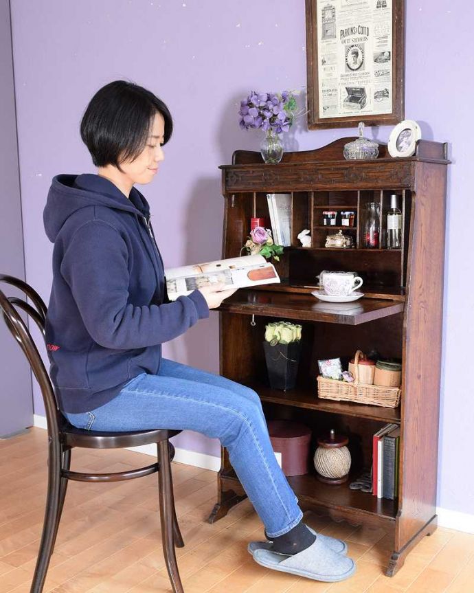 ビューロー アンティーク家具 英国らしい彫が魅力の小さなアンティークスチューデントビューロー。あっという間にデスクに早変わり扉を前に倒すだけでデスクが登場。(q-2013-f)