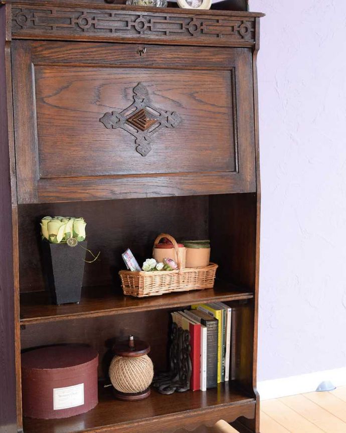 ビューロー アンティーク家具 英国らしい彫が魅力の小さなアンティークスチューデントビューロー。普段は本棚として使えるオープンキャビネットビューローの下の部分は本棚として作られたオープン棚。(q-2013-f)