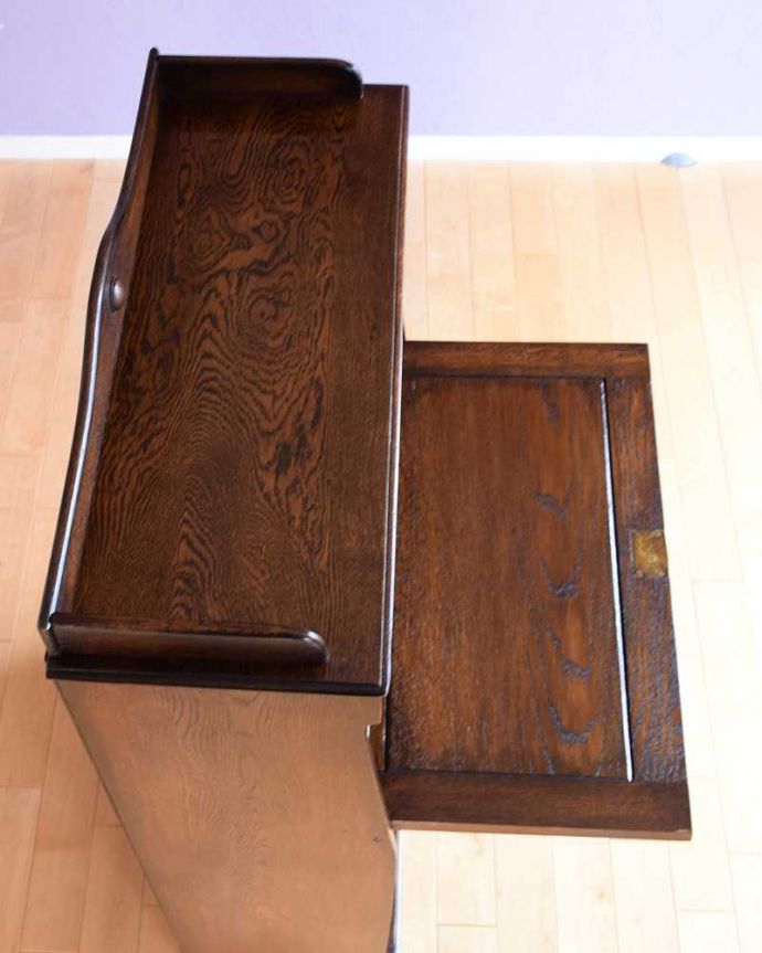 ビューロー アンティーク家具 英国らしい彫が魅力の小さなアンティークスチューデントビューロー。デスクの部分を上から見ると・・・天板部分の塗装も専門の職人がしっかりキレイに修復したので、こんなにキレイです。(q-2013-f)