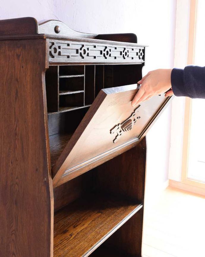 ビューロー アンティーク家具 英国らしい彫が魅力の小さなアンティークスチューデントビューロー。あっという間にデスクが登場扉を前に倒すだけで、簡単にデスクになります。(q-2013-f)