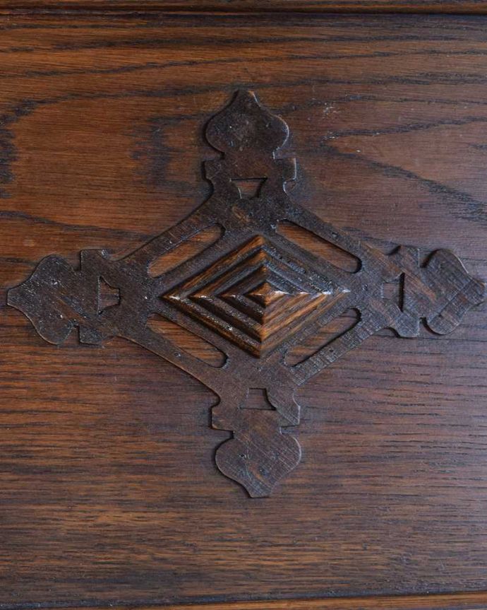 ビューロー アンティーク家具 英国らしい彫が魅力の小さなアンティークスチューデントビューロー。惚れ惚れしちゃう美しさこんなに堅い無垢材に一体どうやって彫ったんだろう?と不思議になるくらい細かい彫にうっとりです。(q-2013-f)