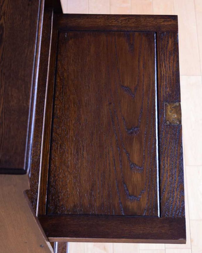 ビューロー アンティーク家具 英国らしい彫が魅力の小さなアンティークスチューデントビューロー。天板部分もキレイですやっぱりデスクの天板部分は気になるポイント。(q-2013-f)