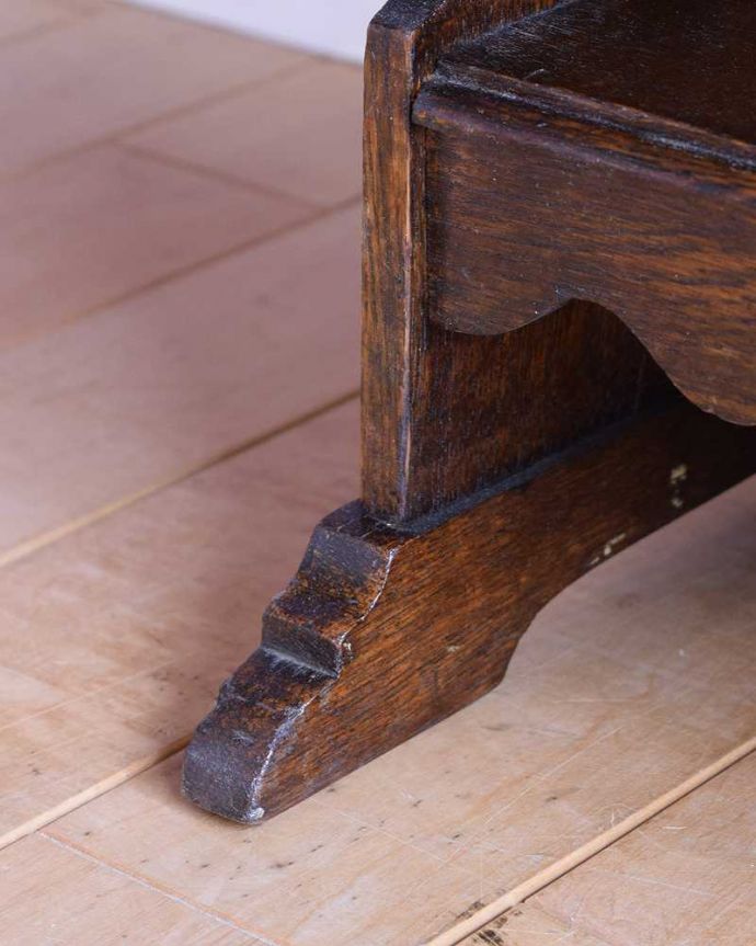 ビューロー アンティーク家具 英国らしい彫が魅力の小さなアンティークスチューデントビューロー。女性1人でラクラ運べちゃうんですHandleのアンティークは、脚の裏にフェルトキーパーをお付けしています。(q-2013-f)