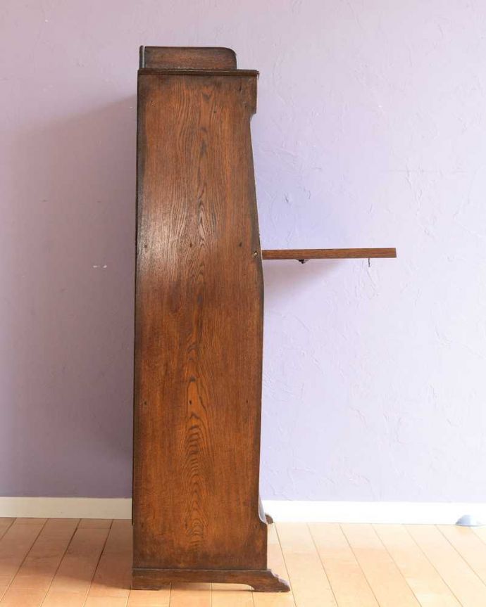 ビューロー アンティーク家具 英国らしい彫が魅力の小さなアンティークスチューデントビューロー。横から見ても素敵なんですもちろん、横から見てもキレイに仕上がっているので、いろんな場所に置いて使って下さい。(q-2013-f)