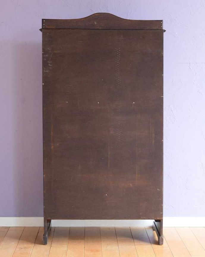 ビューロー アンティーク家具 英国らしい彫が魅力の小さなアンティークスチューデントビューロー。もちろん後ろ姿もキレイですアンティークは新品ではないので、もちろん経年変化によるキズはあります。(q-2013-f)