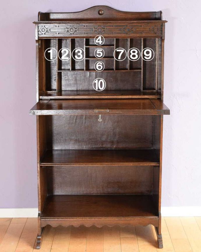 ビューロー アンティーク家具 英国らしい彫が魅力の小さなアンティークスチューデントビューロー。お片付け上手になれる仕切り扉の中身は整理整頓しやすいように細かく仕切られています。(q-2013-f)