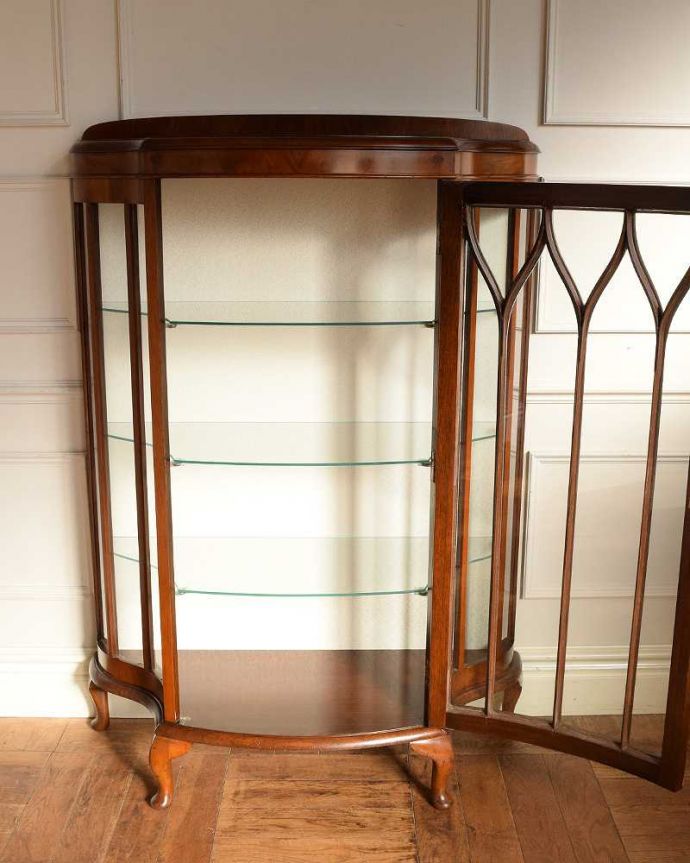 アンティークのキャビネット アンティーク家具 英国のアンティーク家具、ゴシックデザインの扉が可愛いガラスキャビネット。扉を開けて中を見てみましょう職人がキレイに修復して、背板も新しい生地に張替えました。(q-2014-f)