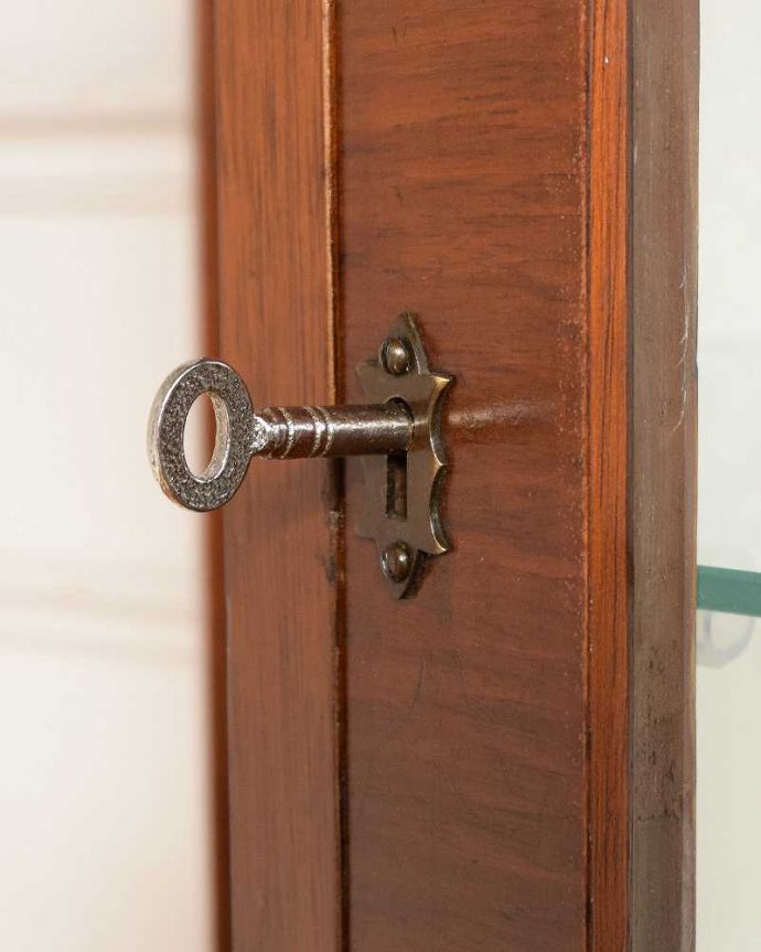 アンティークのキャビネット アンティーク家具 英国のアンティーク家具、ゴシックデザインの扉が可愛いガラスキャビネット。アンティークらしい取っ手取っ手にもアンティークらしさが。(q-2014-f)