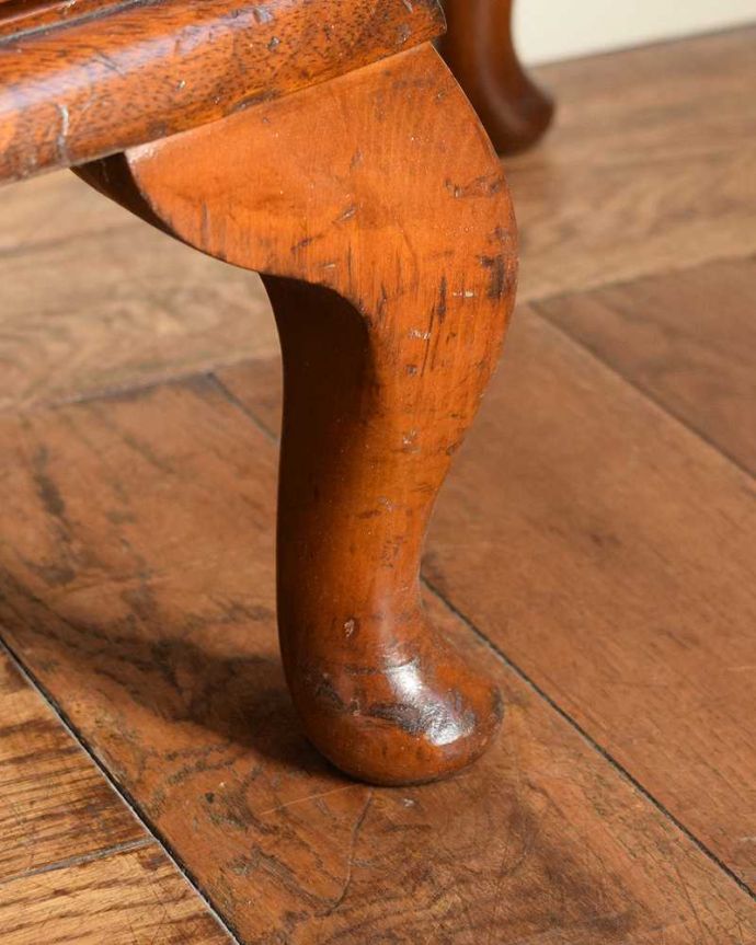 アンティークのキャビネット アンティーク家具 英国のアンティーク家具、ゴシックデザインの扉が可愛いガラスキャビネット。女性1人でもラクラク運べちゃうんですHandleのアンティークは脚の裏にフェルトキーパーをお付けしています。(q-2014-f)