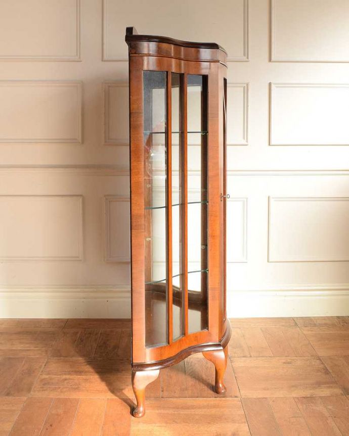 アンティークのキャビネット アンティーク家具 英国のアンティーク家具、ゴシックデザインの扉が可愛いガラスキャビネット。横から見てもステキ横から見るとこんな感じ。(q-2014-f)