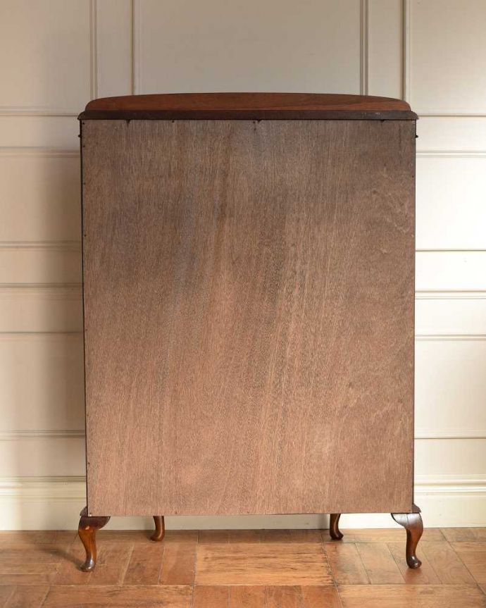 アンティークのキャビネット アンティーク家具 英国のアンティーク家具、ゴシックデザインの扉が可愛いガラスキャビネット。実は後ろから見てもキレイなんです。(q-2014-f)