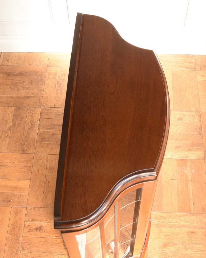 アンティークのキャビネット アンティーク家具 英国のアンティーク家具、ゴシックデザインの扉が可愛いガラスキャビネット。こんな形のキャビネットです。(q-2014-f)