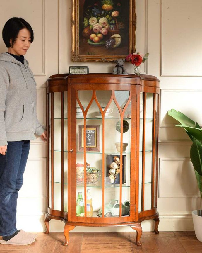 アンティークのキャビネット アンティーク家具 英国のアンティーク家具、ゴシックデザインの扉が可愛いガラスキャビネット。おススメNo.1のアンティーク家具もともとチャイナキャビネットとして陶器を見せながら収納するために造られたガラスの扉のキャビネット。(q-2014-f)