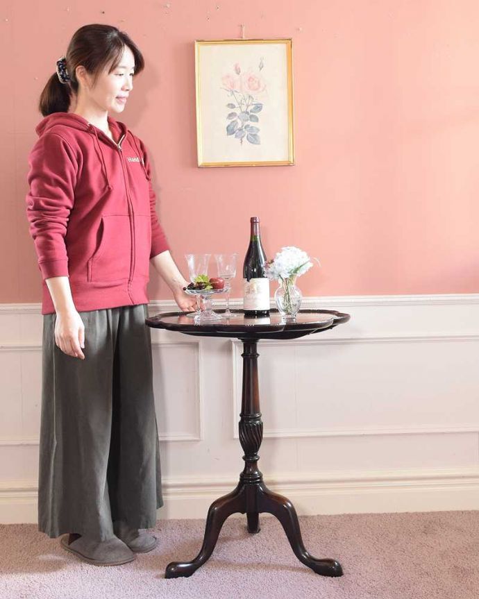 アンティークのテーブル　アンティーク家具　場所をとらず保管できる便利な家具、優雅なティーテーブル（ティルトップテーブル） 。使う時に天板をセット！便利な折りたたみ式のテーブルティルトップテーブルは、使う時に天板をセットするだけで、あっという間にテーブルに早変わりしちゃうんです。(q-2015-f)